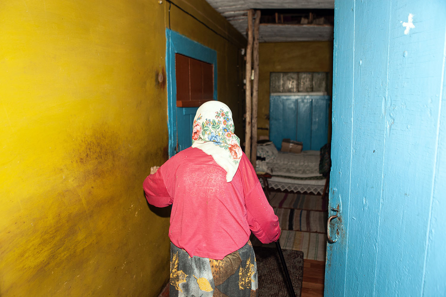 Sidaruk Lyudmila Fiodarauna (1926)enter her private house 